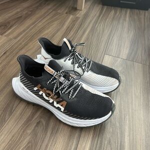 Hoka carbon women’s sneakers 7.5